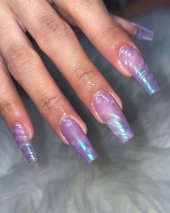 Một trong những kiểu nail nổi bật là nail bài , những đường nét tinh tế và độc đáo tạo ra một diện mạo mới lạ cho đôi bàn tay.