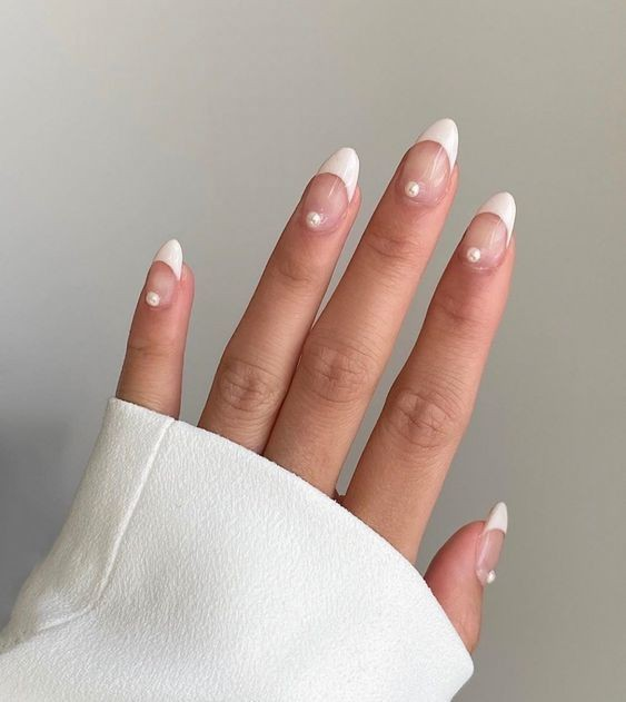 Bước vào thế giới của sự sang trọng với nail tay đính ngọc trai này. 💅💎
