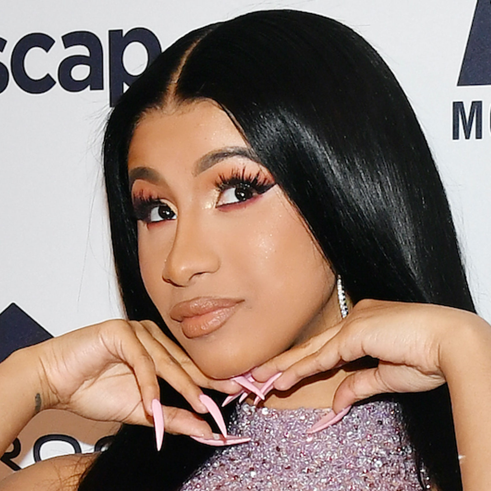 Nét quyến rũ đầy bất ngờ với mẫu móng Cardi B độc đáo