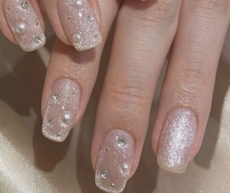 Show off your elegant beauty with this silver nail design! ๐ #NailHandSilver