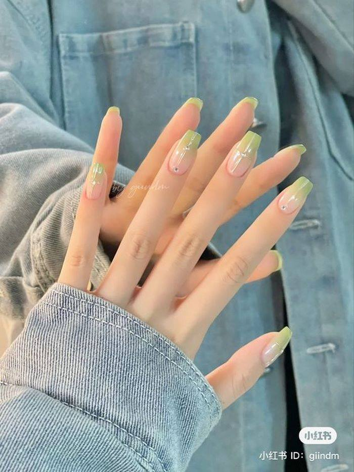 ロングスクエアフォルムが美しいブルーピンクのネイルスタイル