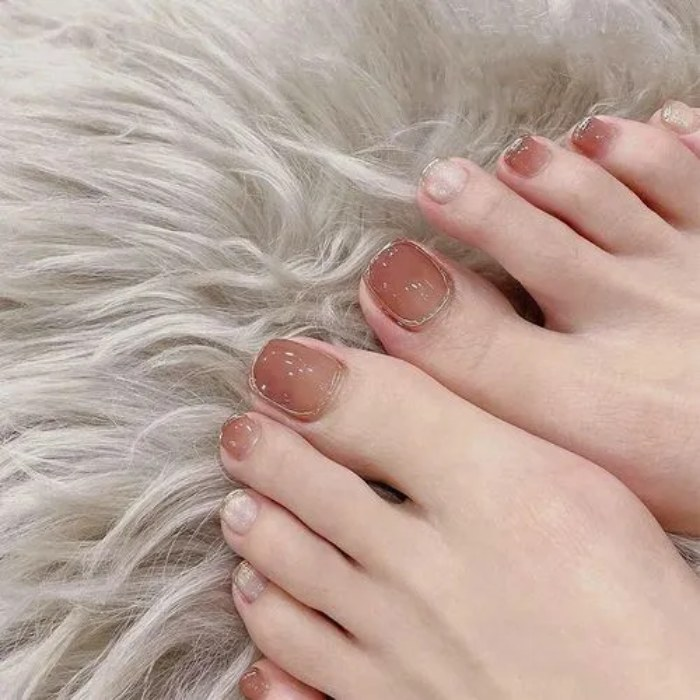 Feminine gel-painted toenails
