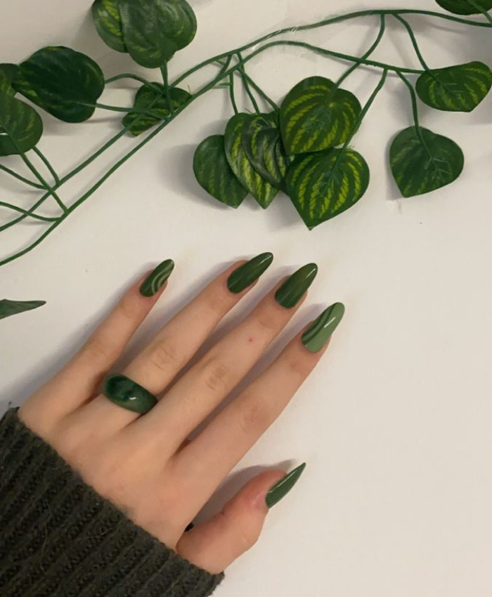 Mẫu nail xanh lá cây giúp đôi tay trở nên trắng hơn