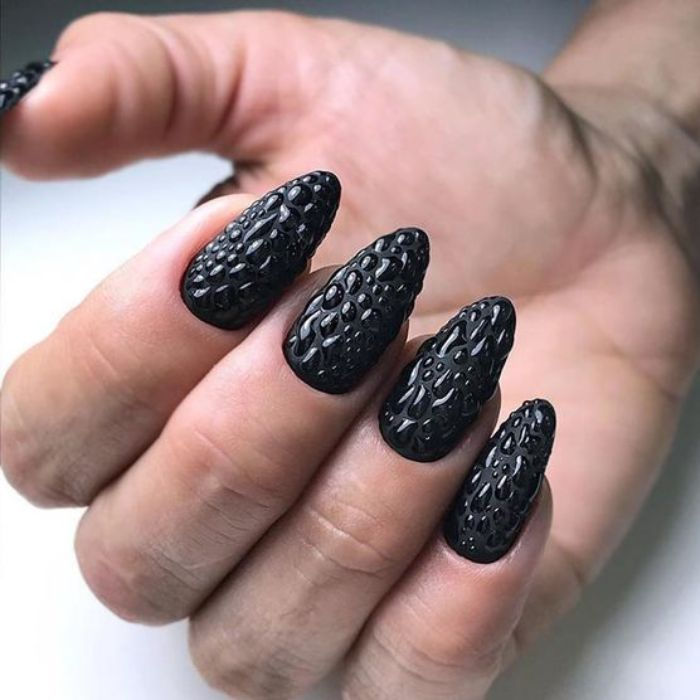 Mẫu nail màu đen sang chảnh, cuốn hút