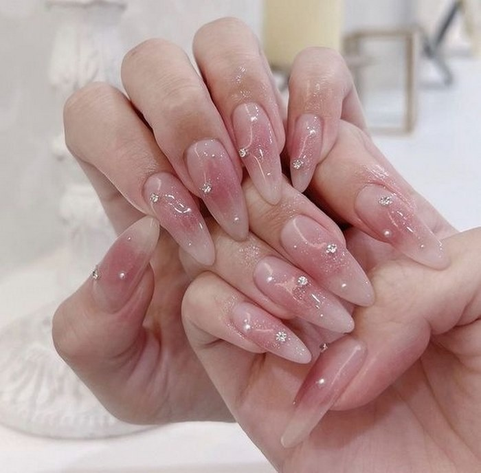 More elegant with pink nail design combined with stones