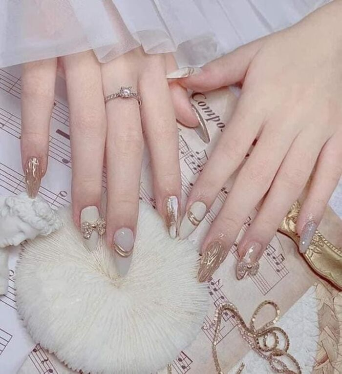Beautiful nails for combining sparkling stones