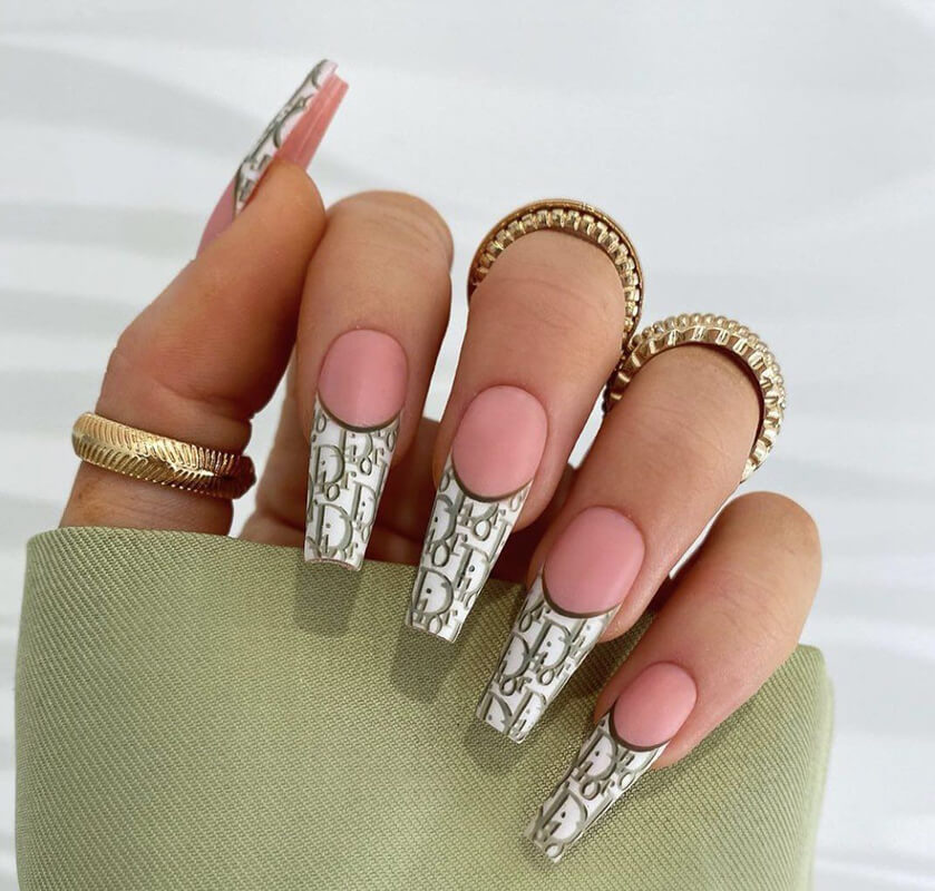 Dấn thân vào không gian lãng mạn và lịch lãm với những mẫu nail Dior, nơi nghệ thuật gặp gỡ sự sang trọng