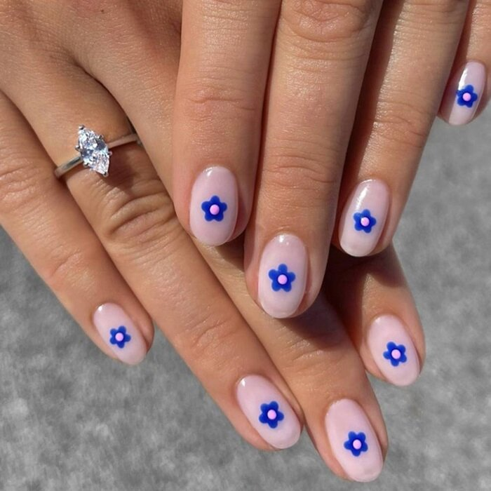 Mẫu nail hoa basic nhưng vẫn đủ giúp nàng thêm ấn tượng
