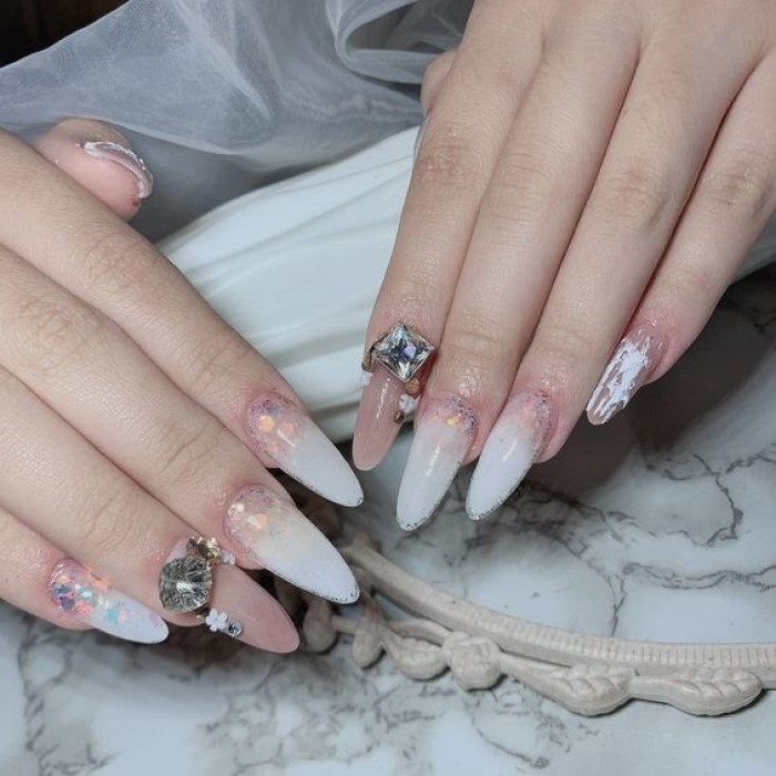 Gợi ý mẫu nail nhọn tròn trắng đính đá lấp lánh