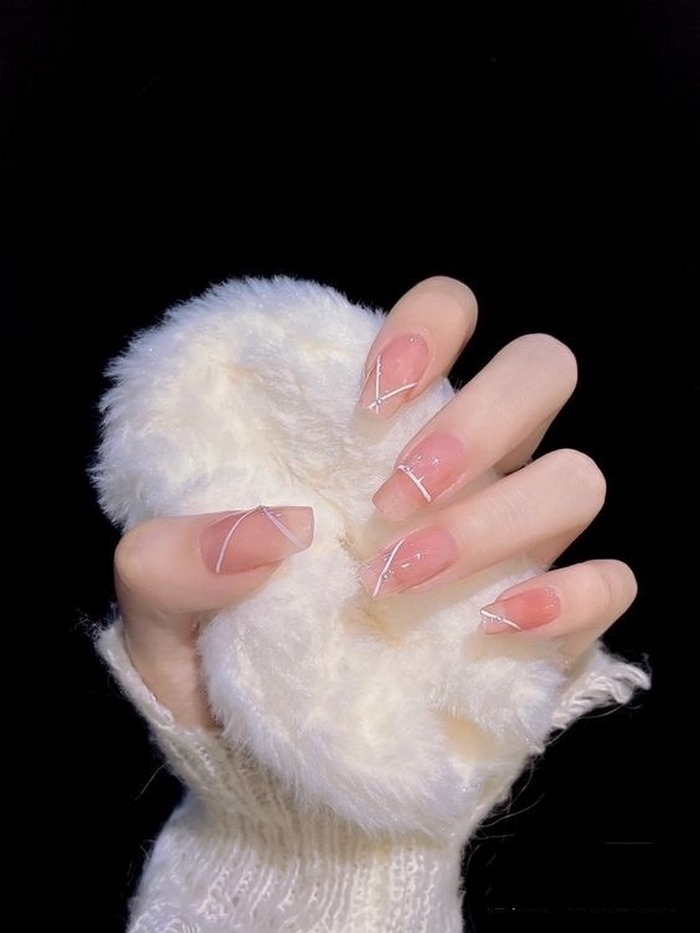 Minimalist style with patterned pink nails