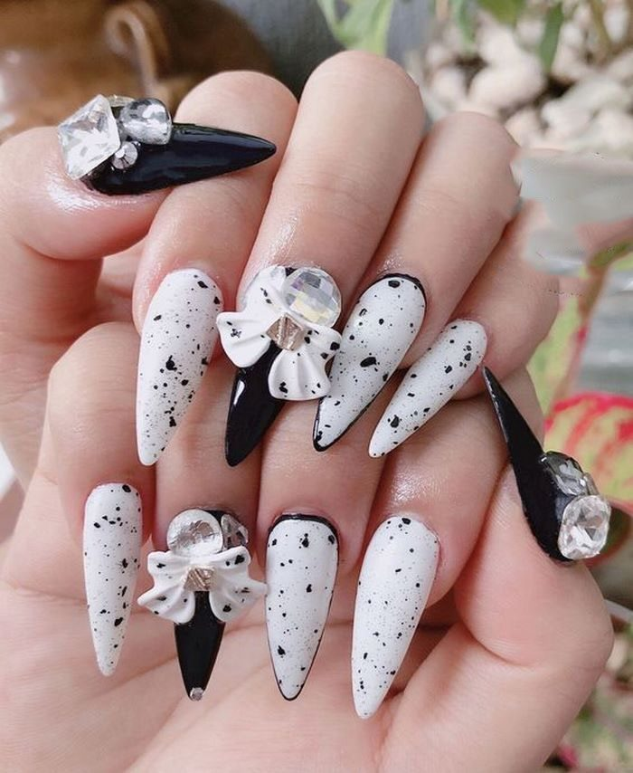 Nails with special bows and polka dots