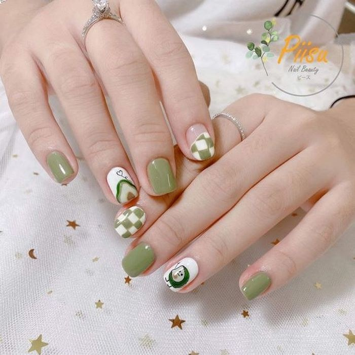 若々しい柄をミックスしたネイルカラー