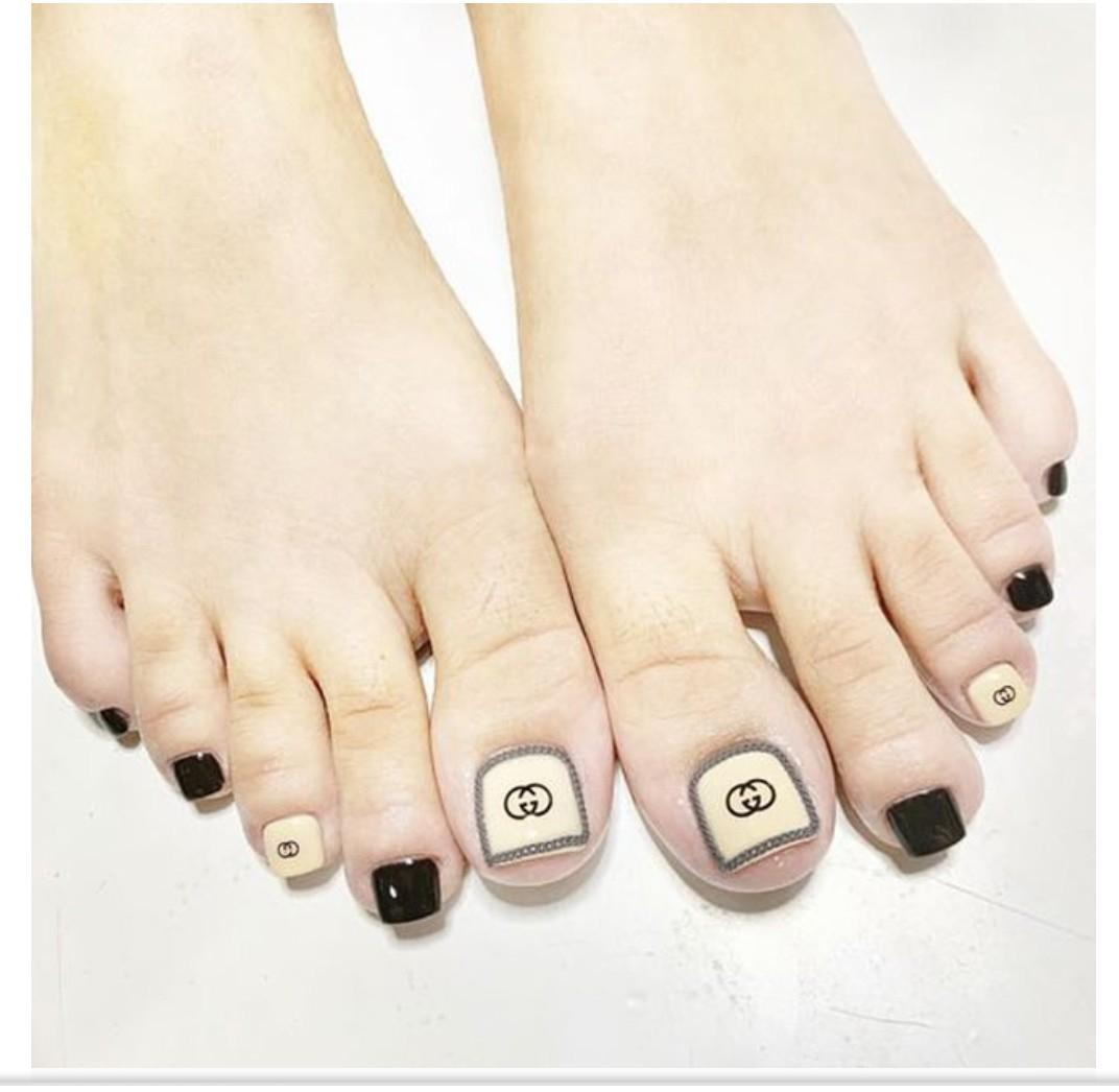 Luxury gucci-inspired nail designs — design 23