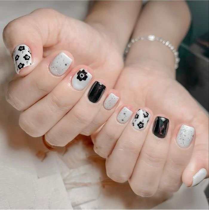 Very beautiful flower nail polish