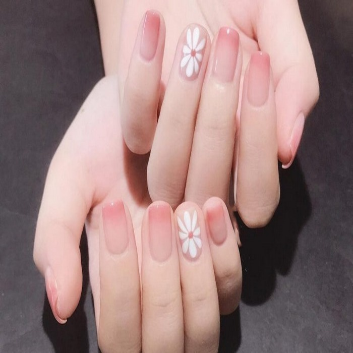 Light pink round nail design is simple but extremely luxurious