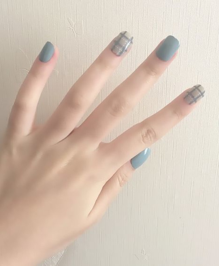 Sắc xanh xi măng là màu nail sáng da rất được yêu thích