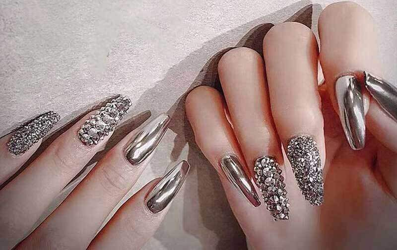 Make your day sparkle with this silver nail design! ๐ซ #SilverNailModel